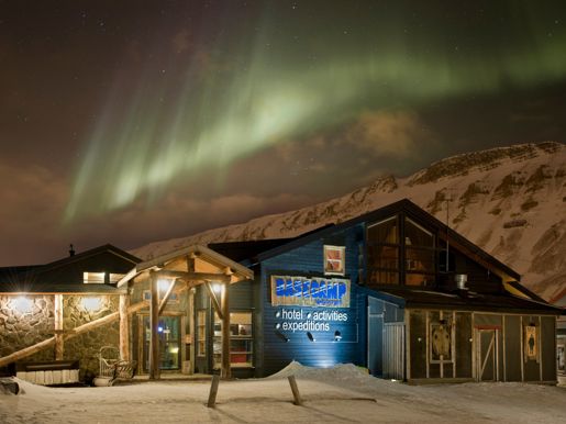Basecamp_Hotel_Outside_Northernlights.jpg