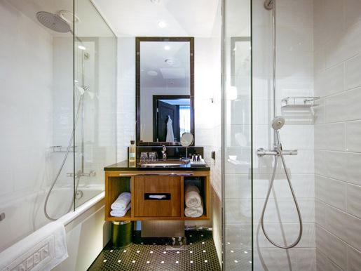 Hotel_Lilla_Roberts_Guestroom_Style_Bathroom_001.jpg