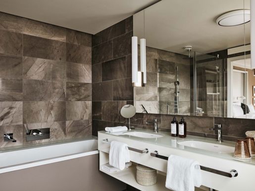 Hotel_St_George_Bathroom_with_tub_Aterlier_and_Atlier_with_Balcony_Credits_Mikko_Ryhanen.jpg
