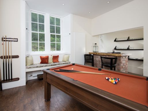 Stuckgowan Pool Table And Bar Room