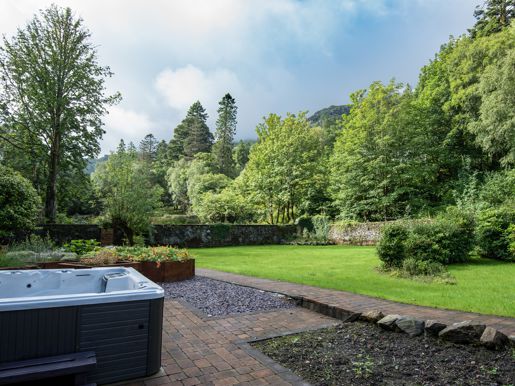 Stuckdarach Hot Tub