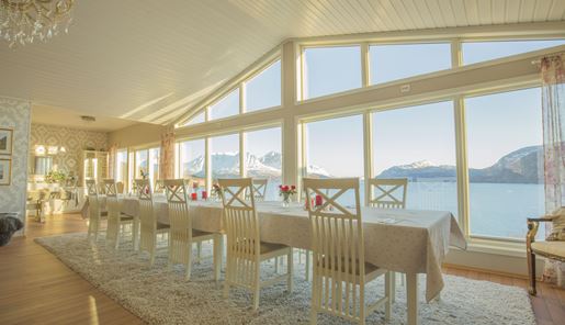 Dining area at Arctic Panorama Lodge with mountain view in Norway